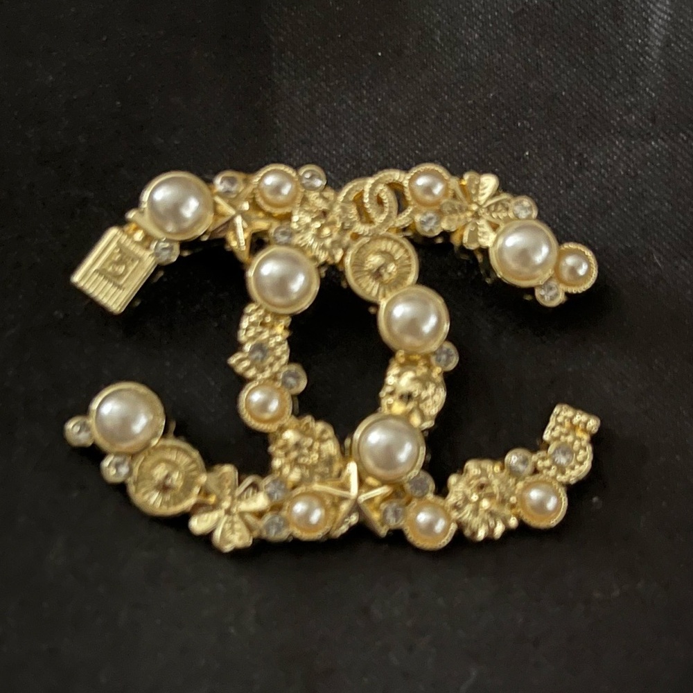 Double C Logo Brooch Gold Pearl-Accent